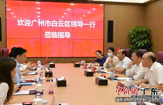 6月16日，廣州白雲區委書記趙軍明(右二)一行到訪拼多多上海總部，與拼多多聯合創始人趙佳臻(左二)等進行座談交流。(攝影：石頭)
